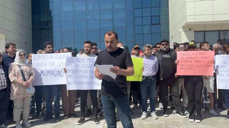 marmarisli-esnaflar-dukkan-onlerine-mal-koyma-yasagina-tepki-gosterdi-HUphLIkt.jpg