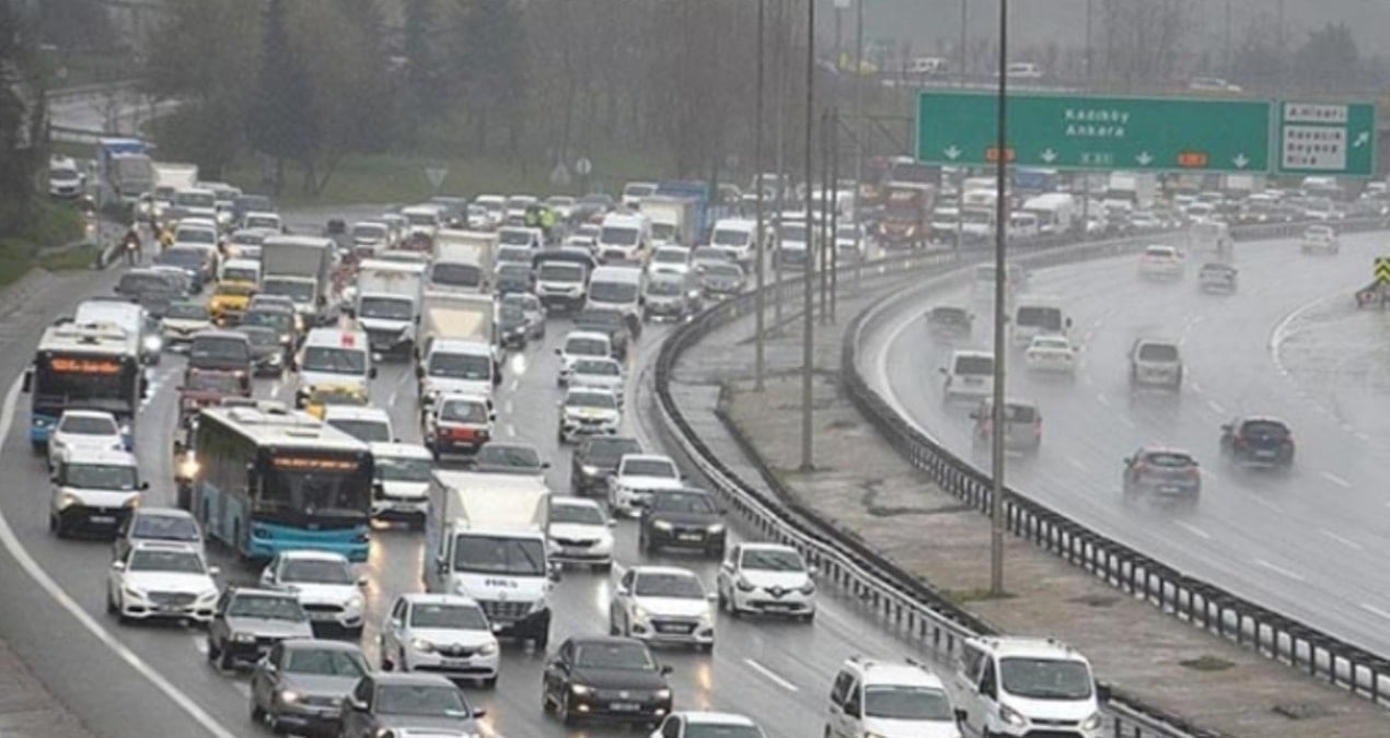 bir yanda abluka bir yanda okul acilisi istanbulda trafik kilit BRgsOlxy