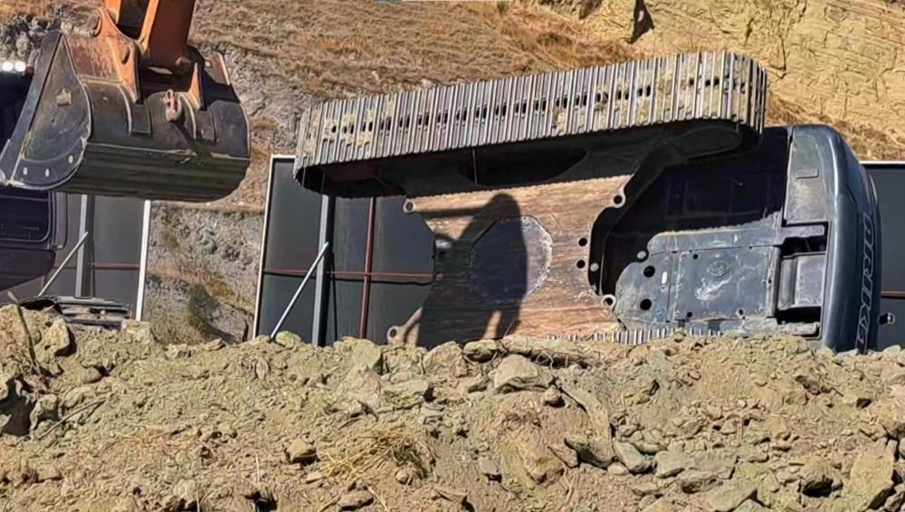 sokede is makinesi devrildi bir yarali TB4VBqFd.jpg