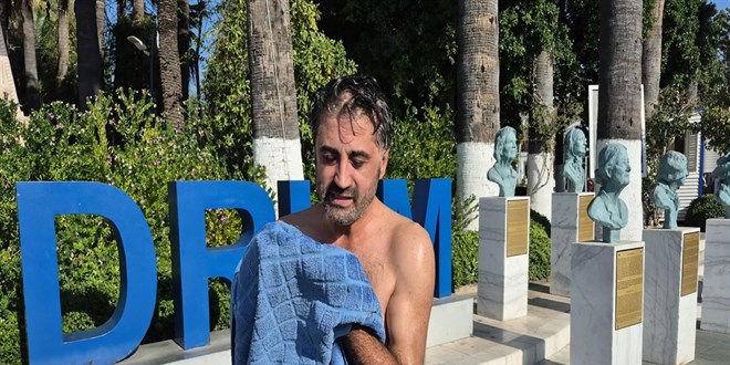 carpici susuzluk protestosu belediye meydaninda dus aldi BVTThC2G.jpg