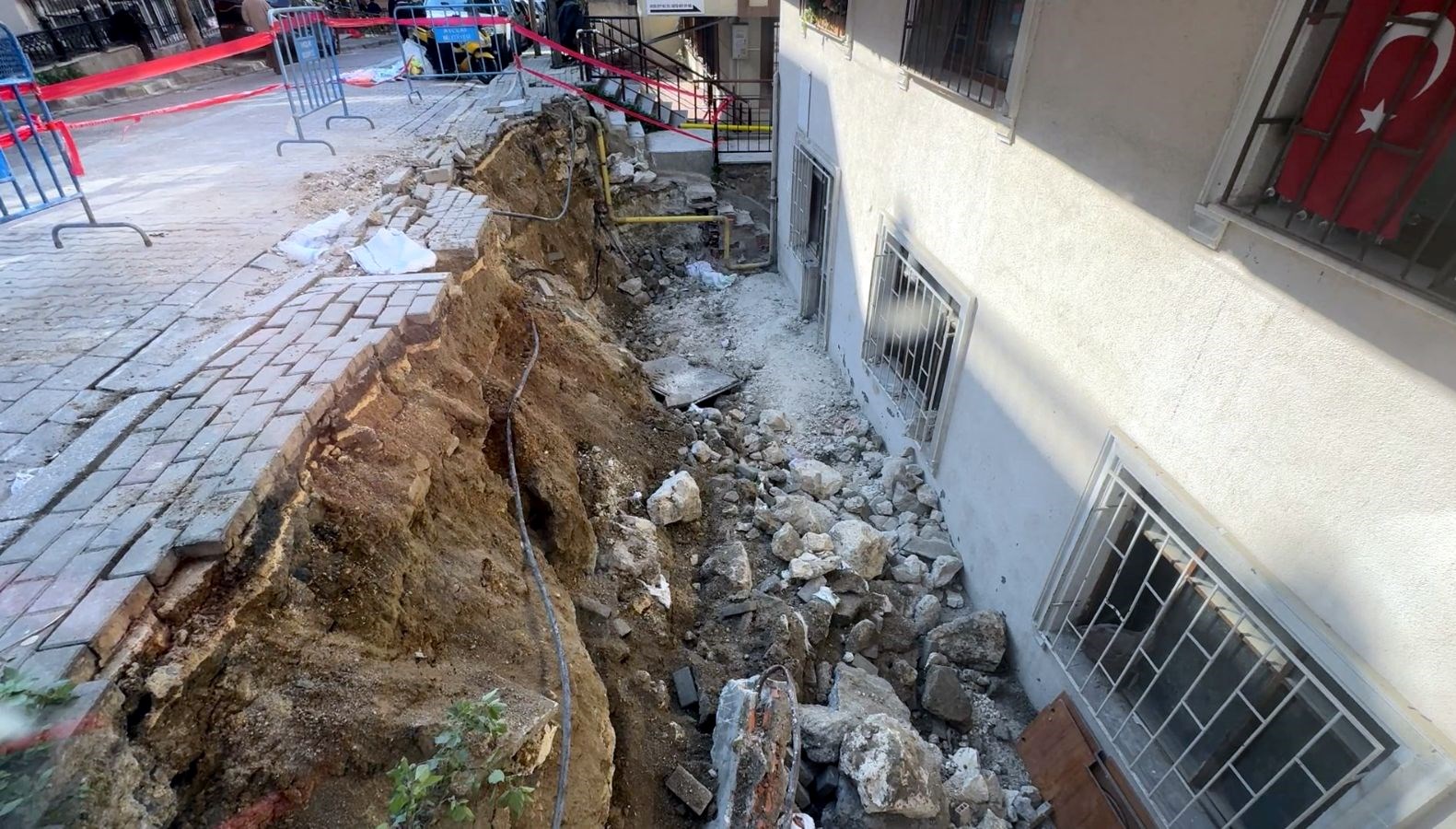 istinat duvari dort katli binanin bahce katina coktu 4Z7LtjpE.jpg