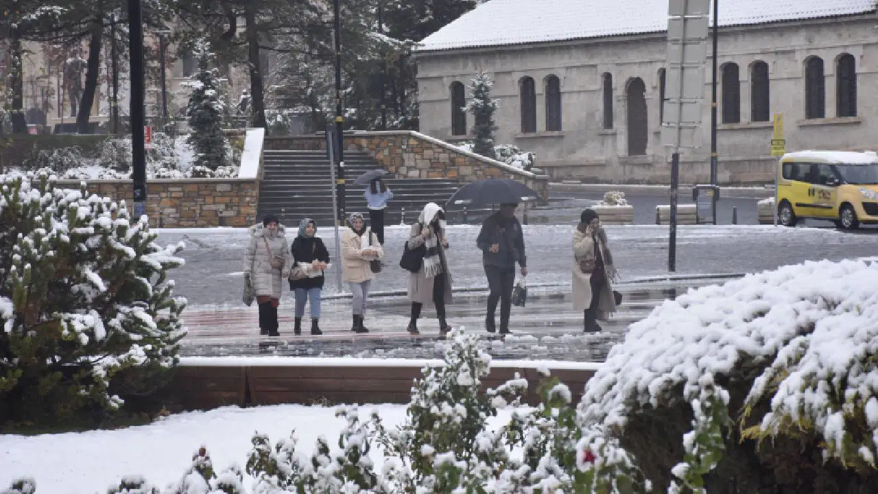 Sivas beyaza büründü… Kar kalınlığı 40 santimetreye ulaştı!