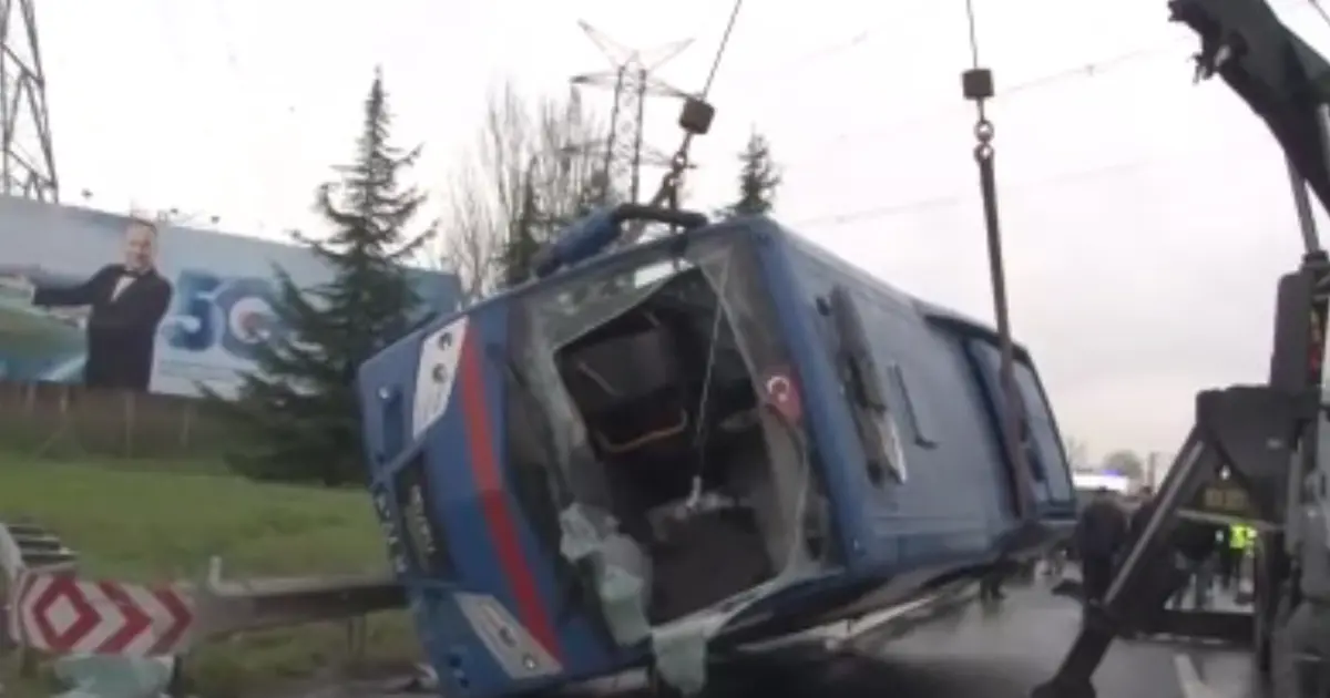 Kağıthane’de cezaevi nakil aracı devrildi. 2’si ağır 19 yaralı