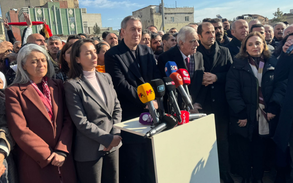 Sınırın iki yanı ayakta: "Rojava'da 'seferberlik' ilan edildi, halk inisiyatif aldı"