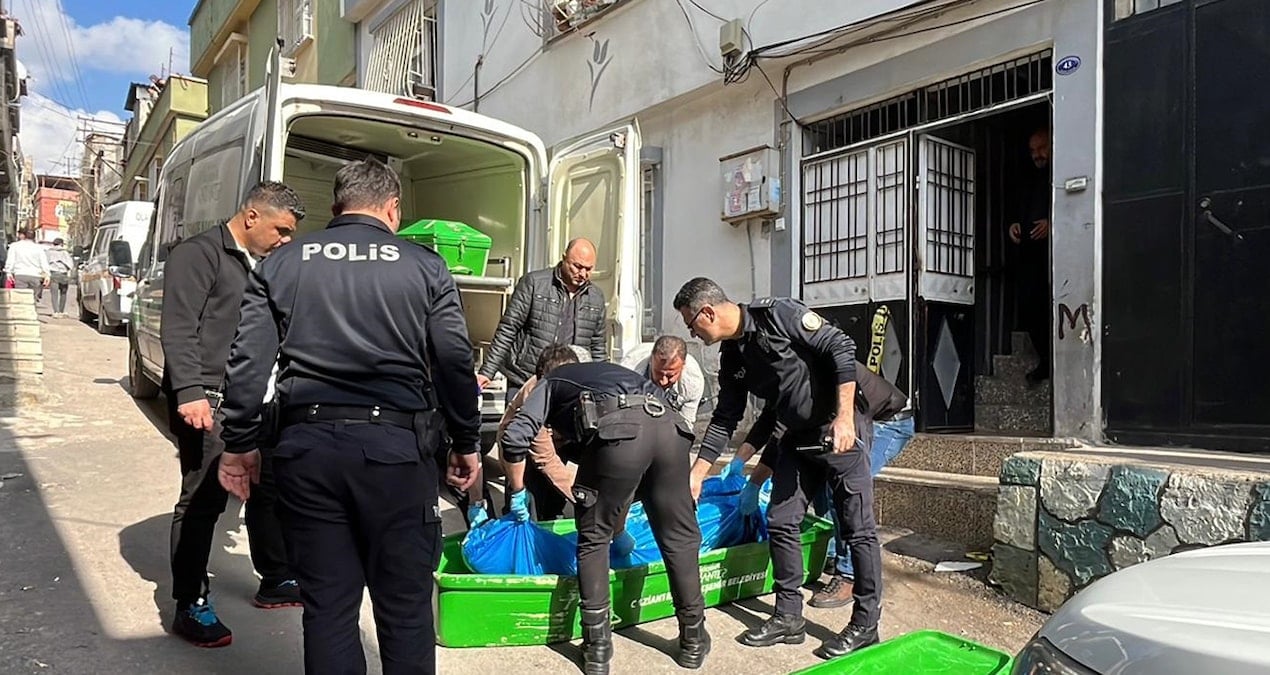 14 Yaşındaki Kız, Babasını Bıçaklayarak Teslim Oldu
