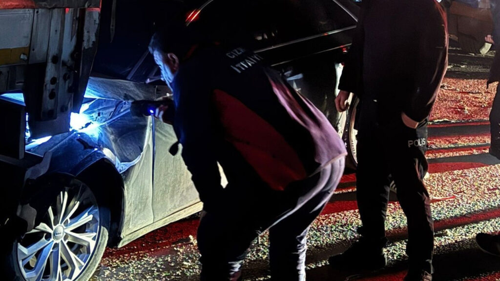 cizrede-iki-tir-arasinda-sikisan-otomobil-kagit-gibi-ezildi-1-yarali-AidADQie