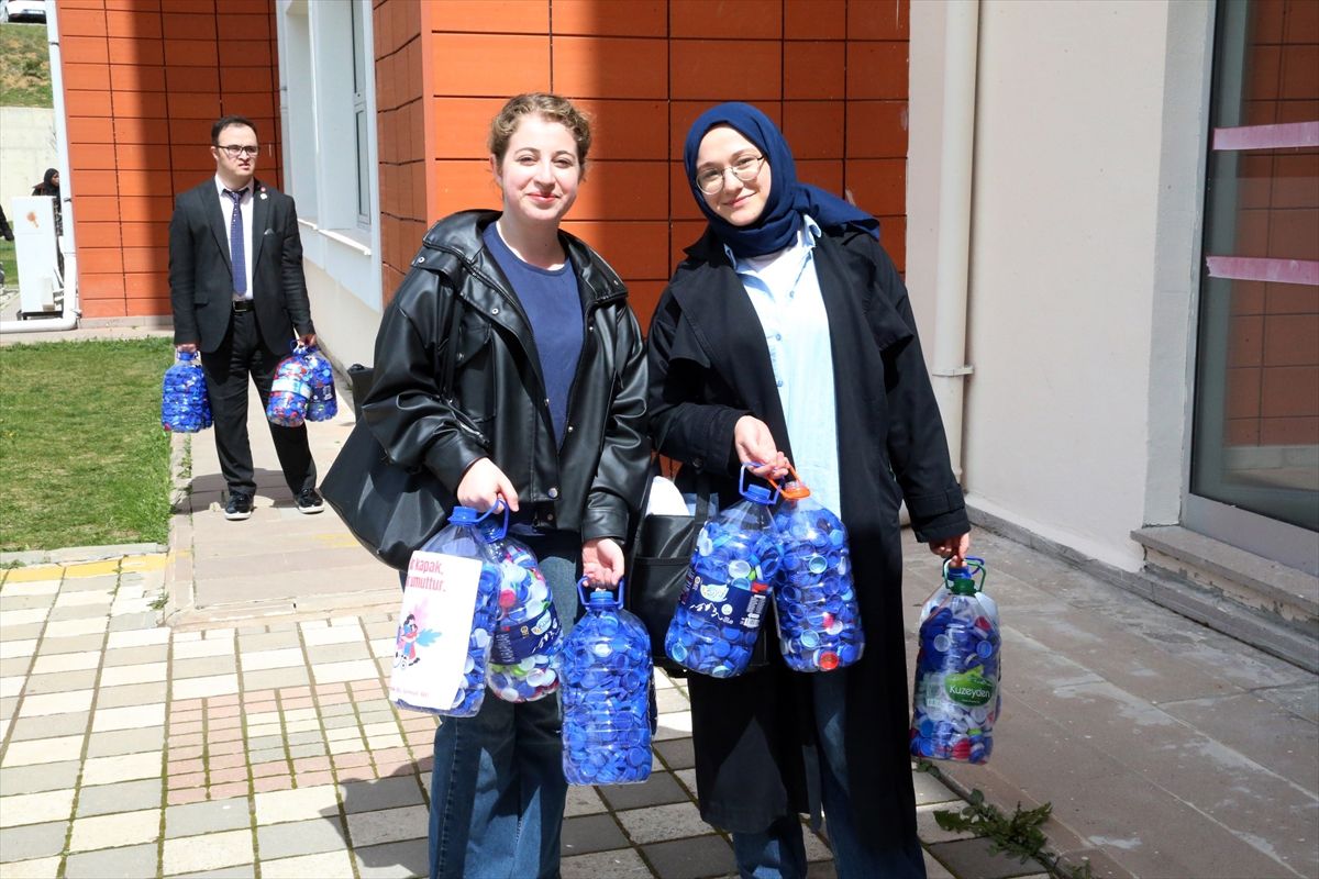 ** Kastamonu Üniversitesi Öğrencileri, Özel Gereksinimli Bireyler İçin 200 Bin Kapak Topladı