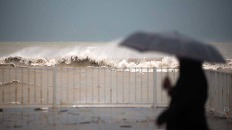 turkiye-genelinde-saganak-alarmi-sicakliklar-8-derece-dusecek-C7GHLhN4