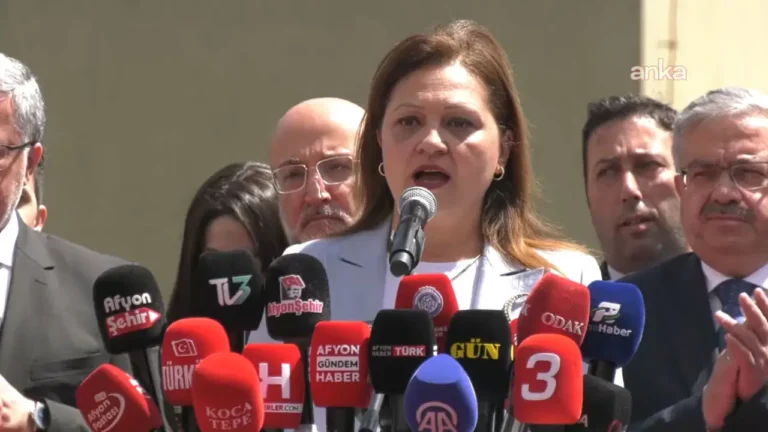 akpli-burcu-koksal-afyonkarahisarda-konustu-yatirimlari-hayata-gecirmek-icin-yeni-doneme-adim-attik-ekUzOt2D